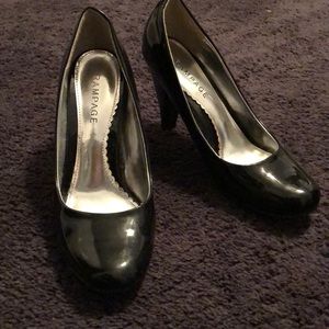 Black pumps
